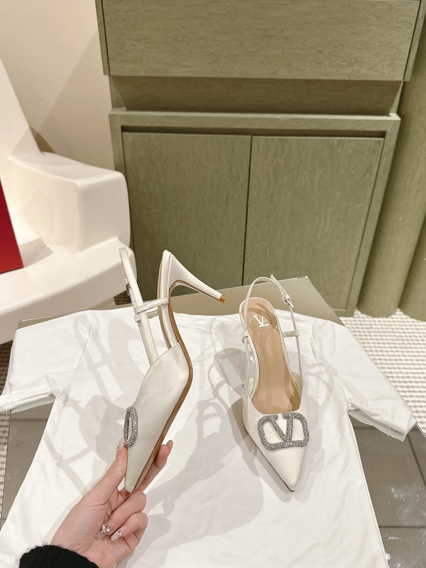 👟👟Ex-factory price 520👟👟 ²⁰²4 𝐬𝐬 Versatile series for all seasons! Is your shoe cabinet missing a pair? [Proud] Purchasing agent level! 🔥 The entire VALENTINO series is produced by Taiwan-funded factories! Getting in and out of the counter is stress-free! ROCKSTUD Valentino studded patent leather ballet flats ONE STUD retro craft pyramid large rivet buckle flats/high heels Smooth shoe lines and awesome version Comfortable upper foot. Increases height. Looks slimmer. Elongates leg lines. Imported mirrored calfskin/cow patent leather/high-density silk material Lambskin lining Italian high-density leather outsole Size35-39 (40/41/42 can be customized) Heel height: flat/4cm/6cm/8cm ♺Full set of synchronized gift box💝packaging!